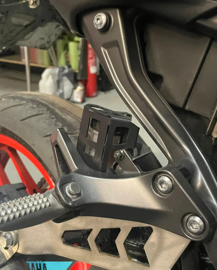YAMAHA MT-09 HIDROLIK SIVI HAZNESİ KORUMA KAPAĞI - Görsel 1